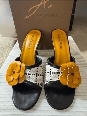 Vintage RARE Isabella Fiore Yellow Flower Slide Sandals - Pre-loved/EUC - Size 6